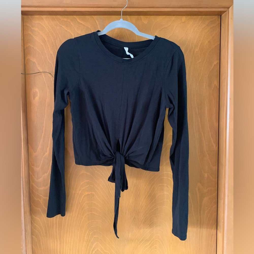 Lululemon long sleeved black crop top workout top tie size 8